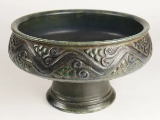 Coupe en grès émaillé aux motifs ondulés et floraux, œuvre d'Émile Lenoble.