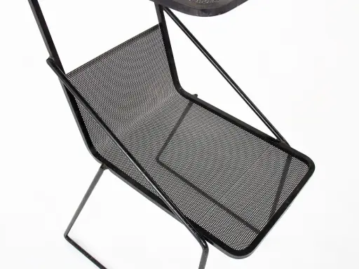 Porte-revues en métal perforé noir, design iconique de Mathieu Matégot.