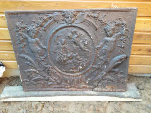 Plaque de cheminée en fonte ornée de putti et d'une scène mythologique. Une belle pièce pour une estimation.