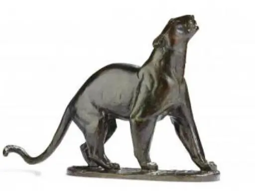 Panthère en bronze, œuvre de Guiraud Riviere, le regard levé vers le ciel, dans une pose majestueuse.