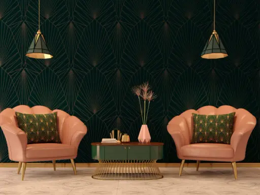Deux fauteuils roses velours, coussins verts art déco, sur fond de papier peint géométrique sombre.