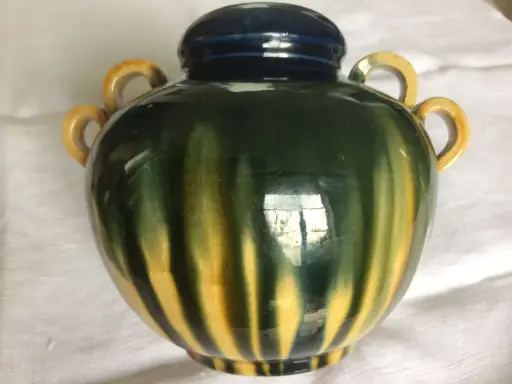 Vase Vallauris signé, vert et jaune, avec anses. Une pièce d'artisanat à l'estimation intéressante.