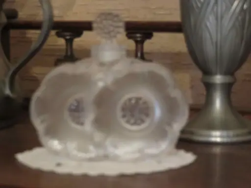 Flacon de parfum Lalique en verre dépoli, forme de fleurs, pour une estimation.