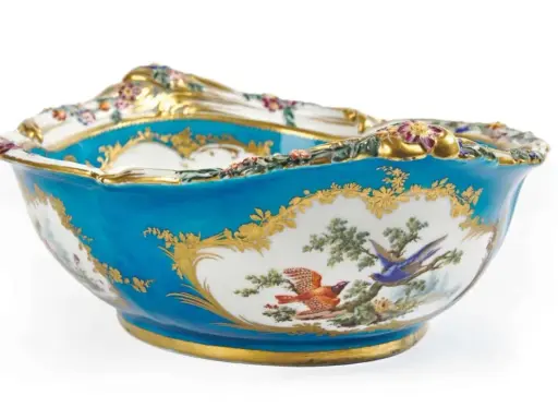 Magnifique vase de Sèvres, orné d'oiseaux et de fleurs, sa valeur est inestimable.