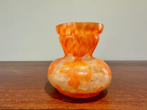 Vase en verre orange et blanc, style Art Nouveau, pour une estimation vase Schneider. Motifs floraux délicats.