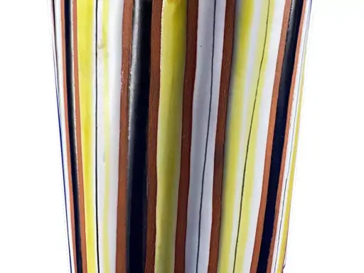 Vase rayé aux couleurs vives, un style typique de Roger Capron, évoquant la joie et l'été.
