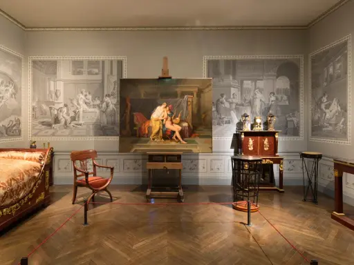 Chambre d'apparat ornée de fresques néoclassiques, avec un lit somptueux, une peinture centrale et des objets d'art, évoquant le somno empire.