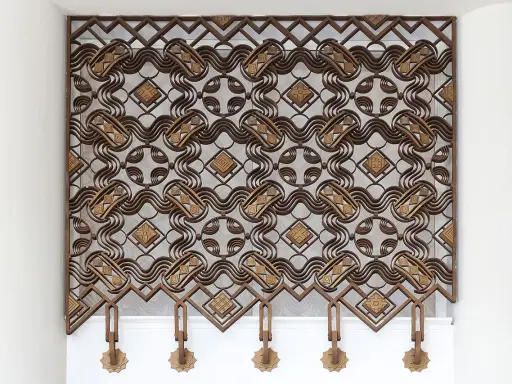 Grille décorative en métal aux motifs géométriques et ondulés, œuvre de Raymond Subes.
