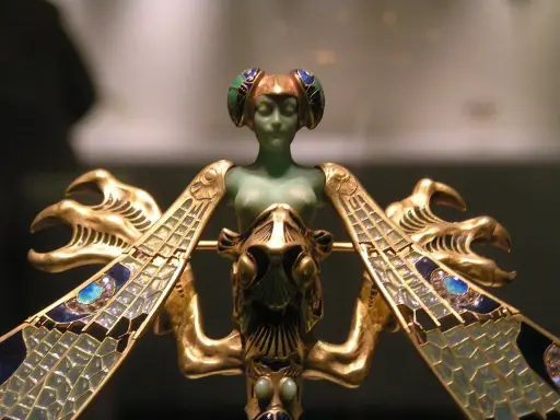 Magnifique broche art nouveau en or, émail bleu et vert, représentant une femme ailée aux ailes de libellule.