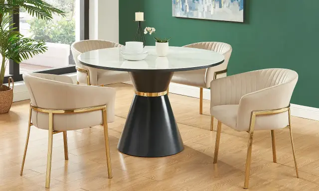 Un ensemble élégant : quatre chaises modernes en velours beige avec pieds dorés autour d'une table ancienne au design unique.