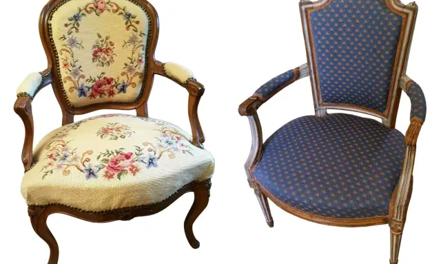 Deux fauteuils cabriolets, l'un fleuri, l'autre bleu. Apprenez comment reconnaitre un fauteuil Louis XVI d'époque par ses lignes épurées.