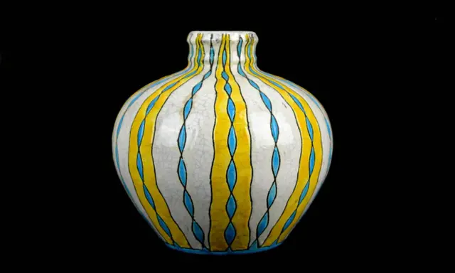 Vase en céramique aux rayures jaunes et bleues, style Charles Catteau, avec un craquelé fin.