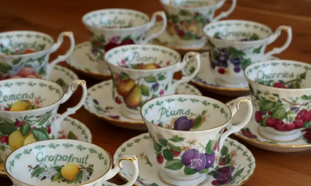 Service à thé en porcelaine anglaise, orné de fruits variés : citrons, prunes, raisins, cerises, poires, pamplemousses.