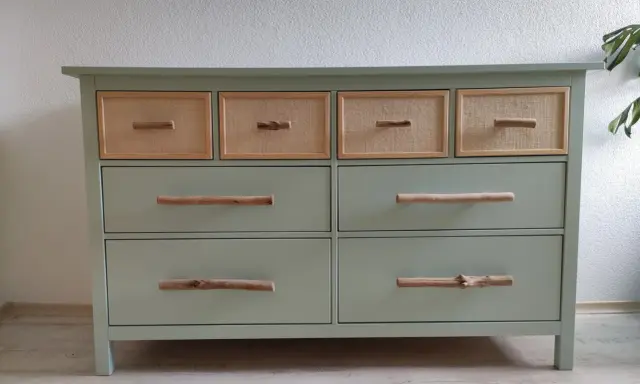 Commode verte avec poignées en bois flotté, prête à nettoyer meuble avant peinture. Tiroirs du haut en rotin.