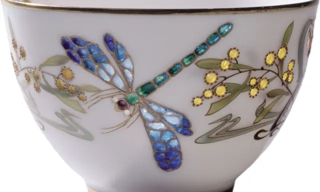 Tasse en porcelaine décorée d'une libellule bleue et de fleurs jaunes. L'estampille permet de reconnaître une pièce de porcelaine Limoges France.