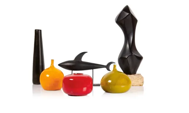 Un requin stylisé et des vases aux formes audacieuses, œuvres de Georges Jouve, composent cette nature morte moderne.
