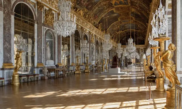 La Galerie des Glaces, un chef-d'œuvre de Louis XIV, resplendit de dorures, de lustres étincelants et de reflets dans ses miroirs.