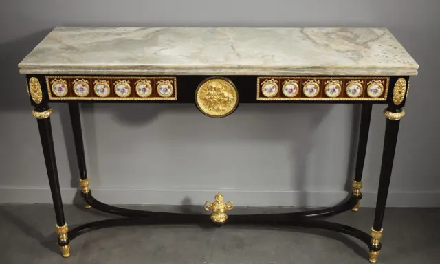 Console de style Louis XVI, marbre veiné, ornements dorés et médaillons en porcelaine.
