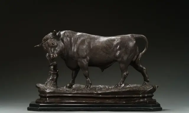 Sculpture en bronze d'un taureau puissant, œuvre de Charles Valton, se tenant sur un socle rocheux.