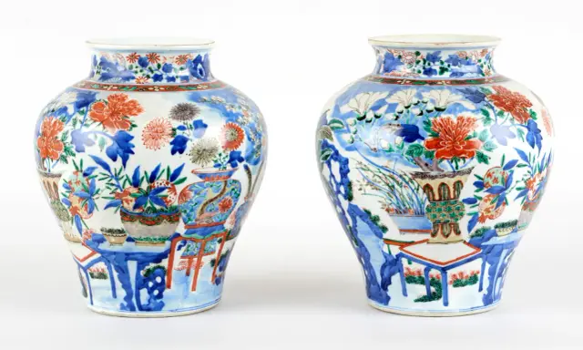 Deux vases anciens chinois, ornés de fleurs et de motifs complexes, évoquant une scène de jardin paisible. Une signature vase chinois ancien.