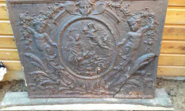 Plaque de cheminée en fonte ornée de putti et d'une scène mythologique. Une belle pièce pour une estimation.