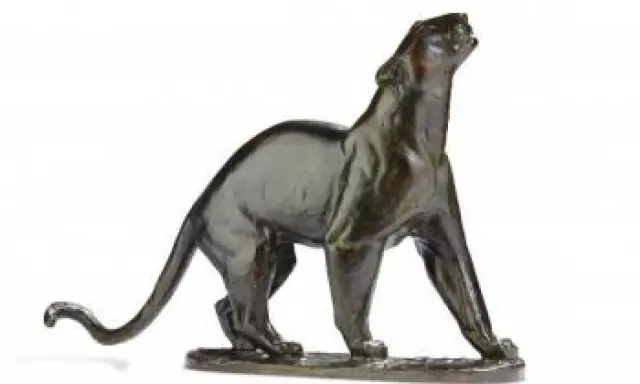 Panthère en bronze, œuvre de Guiraud Riviere, le regard levé vers le ciel, dans une pose majestueuse.