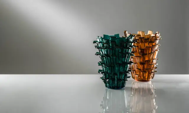 Deux vases en verre soufflé, un bleu sarcelle et un ambre, aux formes organiques rappelant des cactus, créations de Fulvio Bianconi.