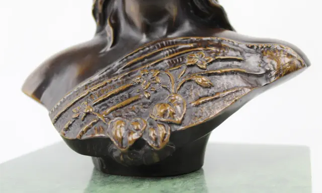 Buste en bronze d'une femme, orné de motifs floraux, dans le style d'Emmanuel Villanis.