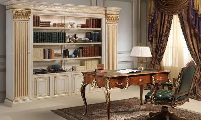 Un bureau de Louis XV orné, avec une bibliothèque remplie de livres, un fauteuil en cuir vert et des rideaux somptueux.