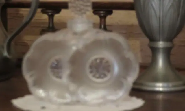 Flacon de parfum Lalique en verre dépoli, forme de fleurs, pour une estimation.