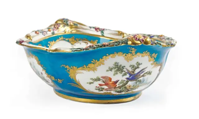 Magnifique vase de Sèvres, orné d'oiseaux et de fleurs, sa valeur est inestimable.