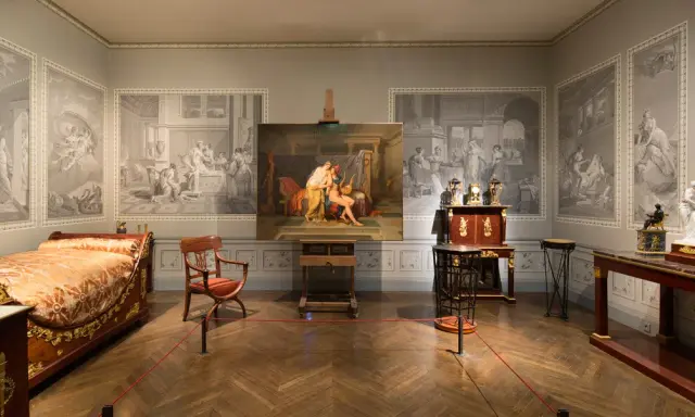 Chambre d'apparat ornée de fresques néoclassiques, avec un lit somptueux, une peinture centrale et des objets d'art, évoquant le somno empire.
