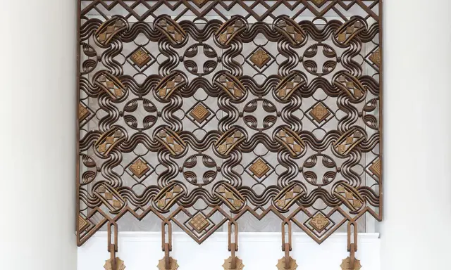 Grille décorative en métal aux motifs géométriques et ondulés, œuvre de Raymond Subes.
