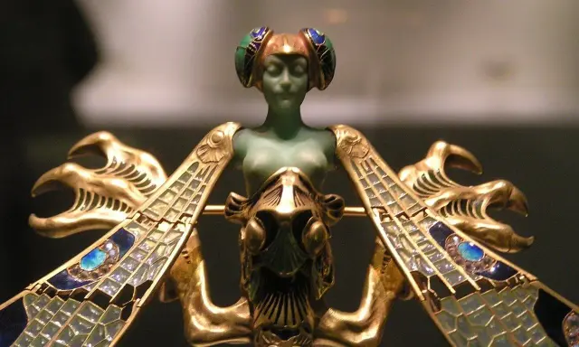 Magnifique broche art nouveau en or, émail bleu et vert, représentant une femme ailée aux ailes de libellule.