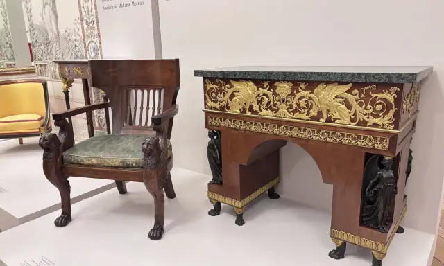 Fauteuil et bureau de style consulat, ornés de lions sculptés et de sphinx dorés, évoquant le cabinet de travail du général Bonaparte.