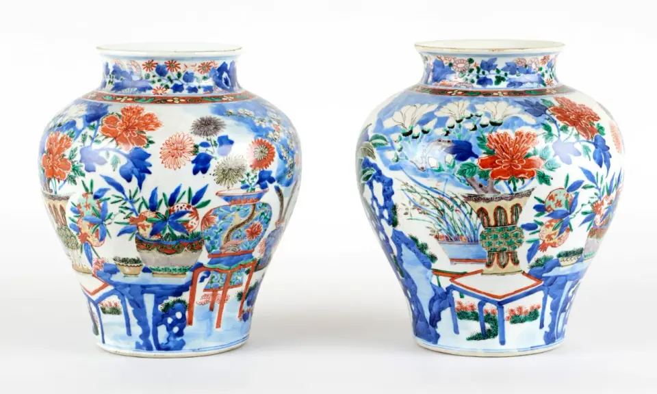 Deux vases anciens chinois, ornés de fleurs et de motifs complexes, évoquant une scène de jardin paisible. Une signature vase chinois ancien.