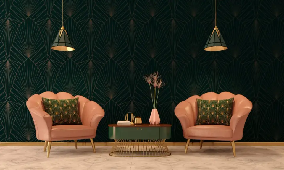 Deux fauteuils roses velours, coussins verts art déco, sur fond de papier peint géométrique sombre.