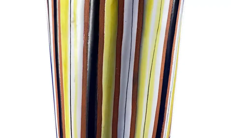 Vase rayé aux couleurs vives, un style typique de Roger Capron, évoquant la joie et l'été.