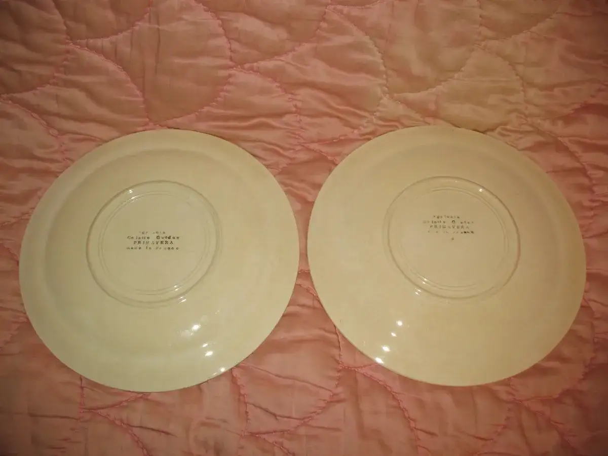 Deux assiettes en c&eacute;ramique, marqu&eacute;es 