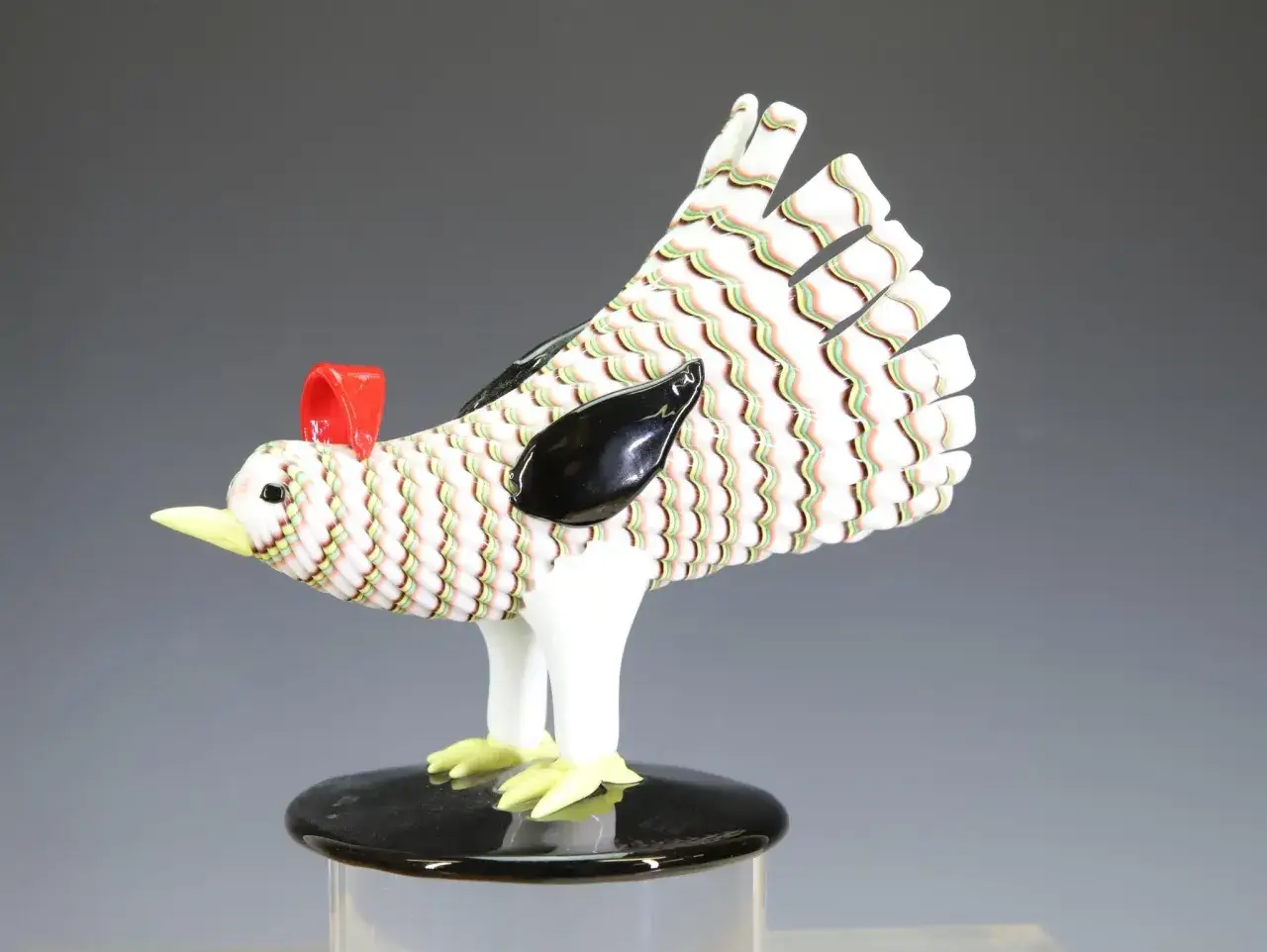 Poule en verre color&eacute;, une &oelig;uvre de Fulvio Bianconi, avec des plumes ondul&eacute;es blanches, vertes et roses, un bec jaune et une cr&ecirc;te rouge.