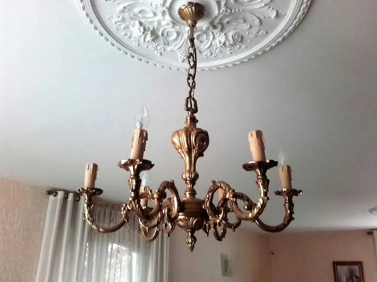 Lustre en bronze doré, style baroque, avec rosace au plafond. Idéal pour comment estimer un lustre en bronze ancien.