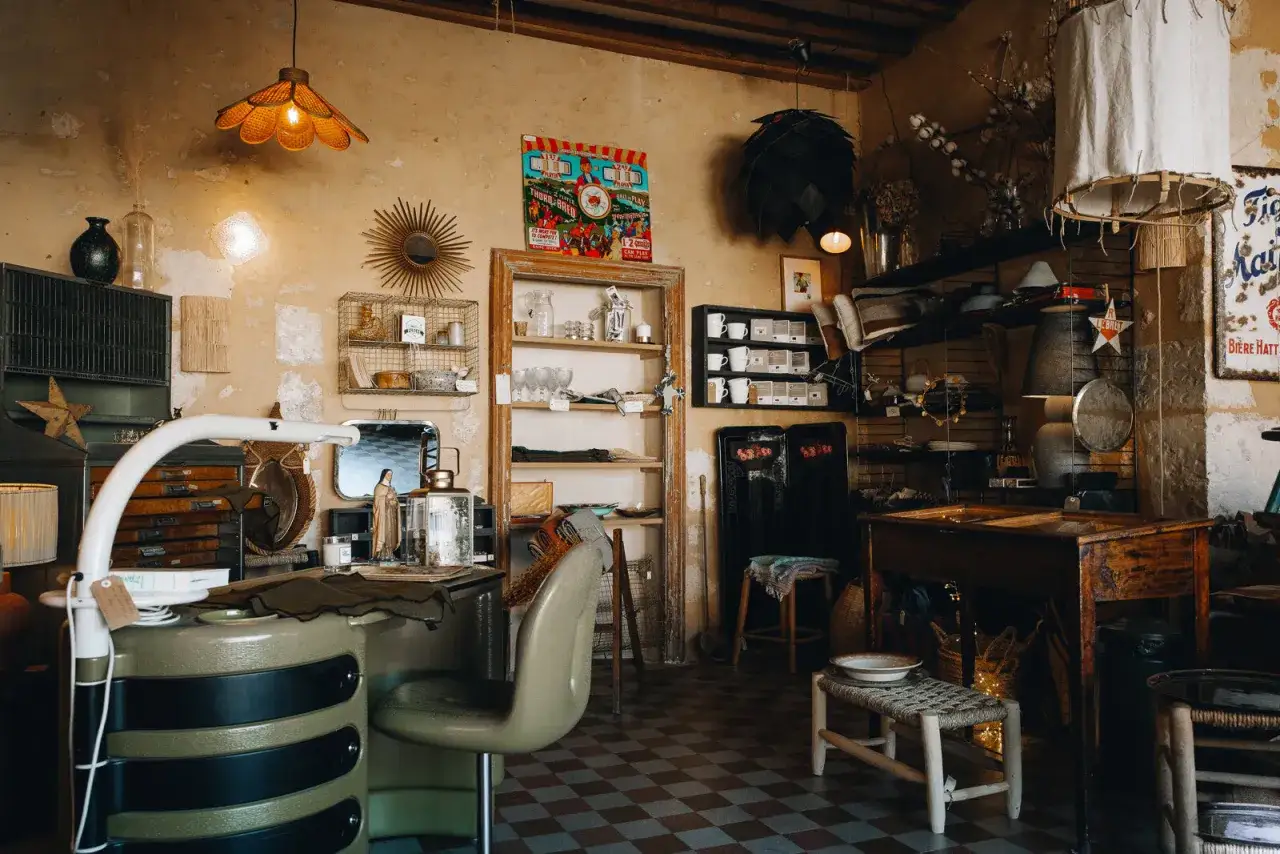 Boutique brocante avec des objets chin&eacute;s, ambiance style belle &eacute;poque. Lampes, meubles anciens, vaisselle et d&eacute;corations vintage.