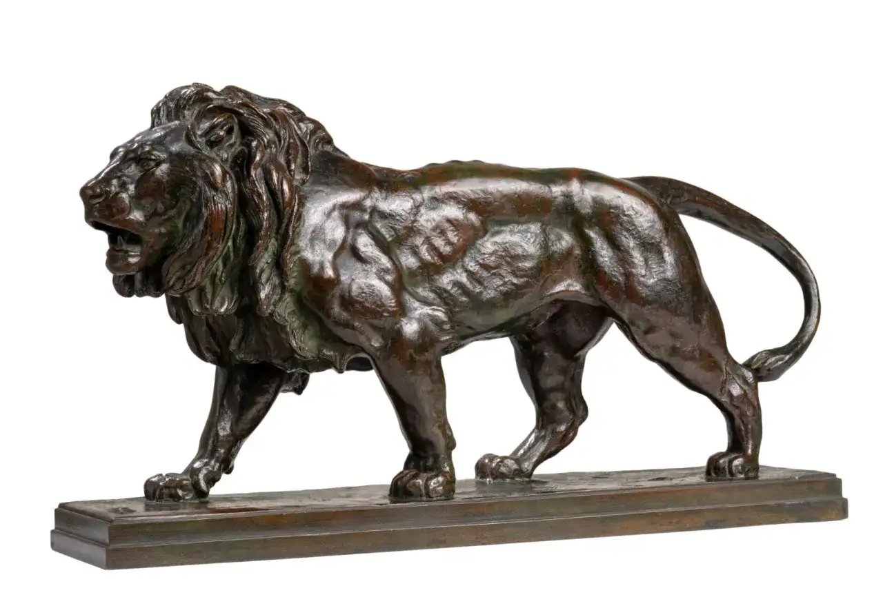 Lion en bronze, œuvre du sculpteur Barye, sa signature est discrète.