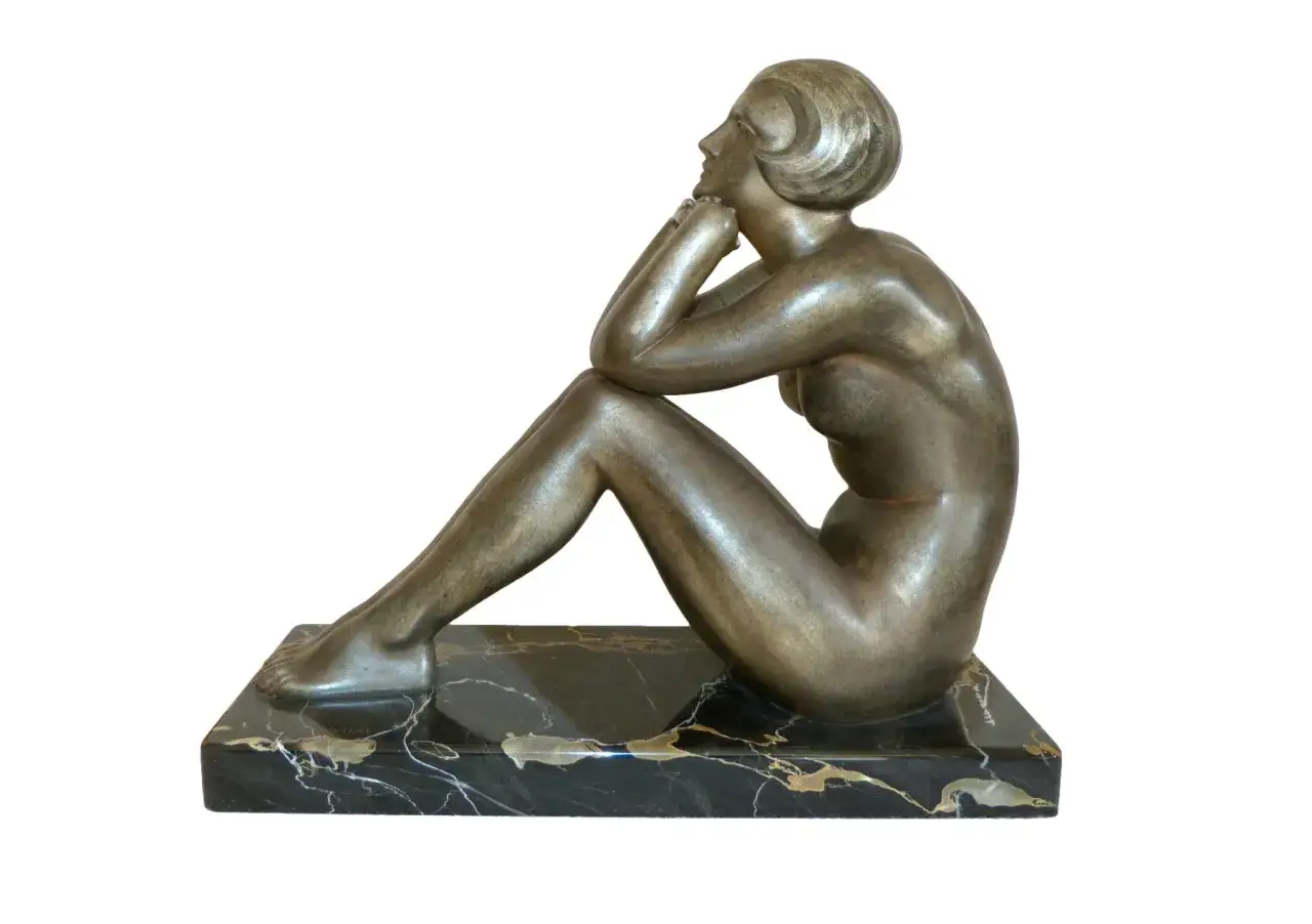 Sculpture art d&eacute;co d'une femme assise, les mains sous le menton, sur un socle en marbre noir. Une &oelig;uvre de Guiraud Riviere.