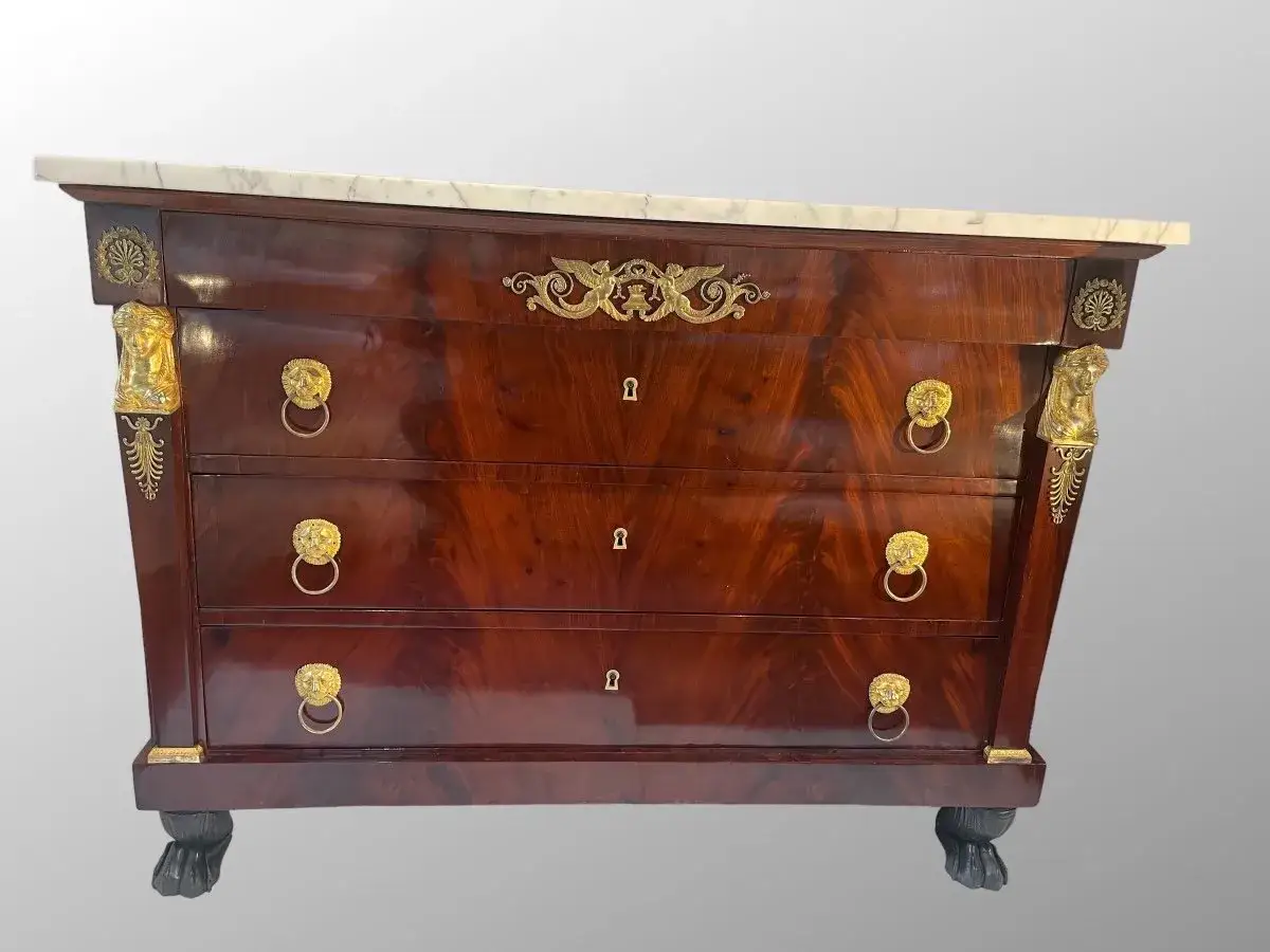 Commode Empire en acajou, ornée de têtes de femmes et de lions en bronze doré. Un meuble majestueux digne du somno empire.