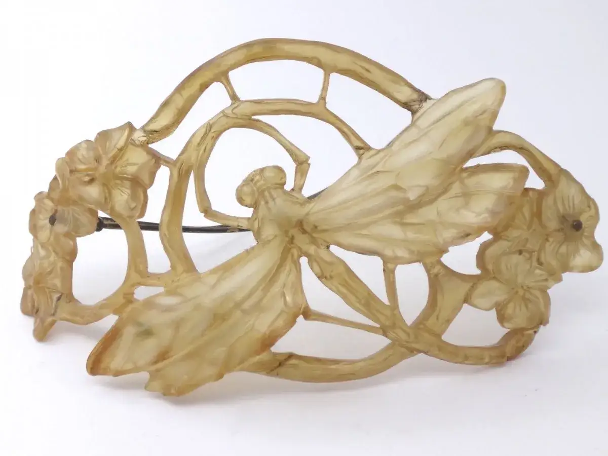 Broche en corne sculpt&eacute;e par Lucien Gaillard, repr&eacute;sentant une libellule sur des fleurs stylis&eacute;es. Art nouveau.