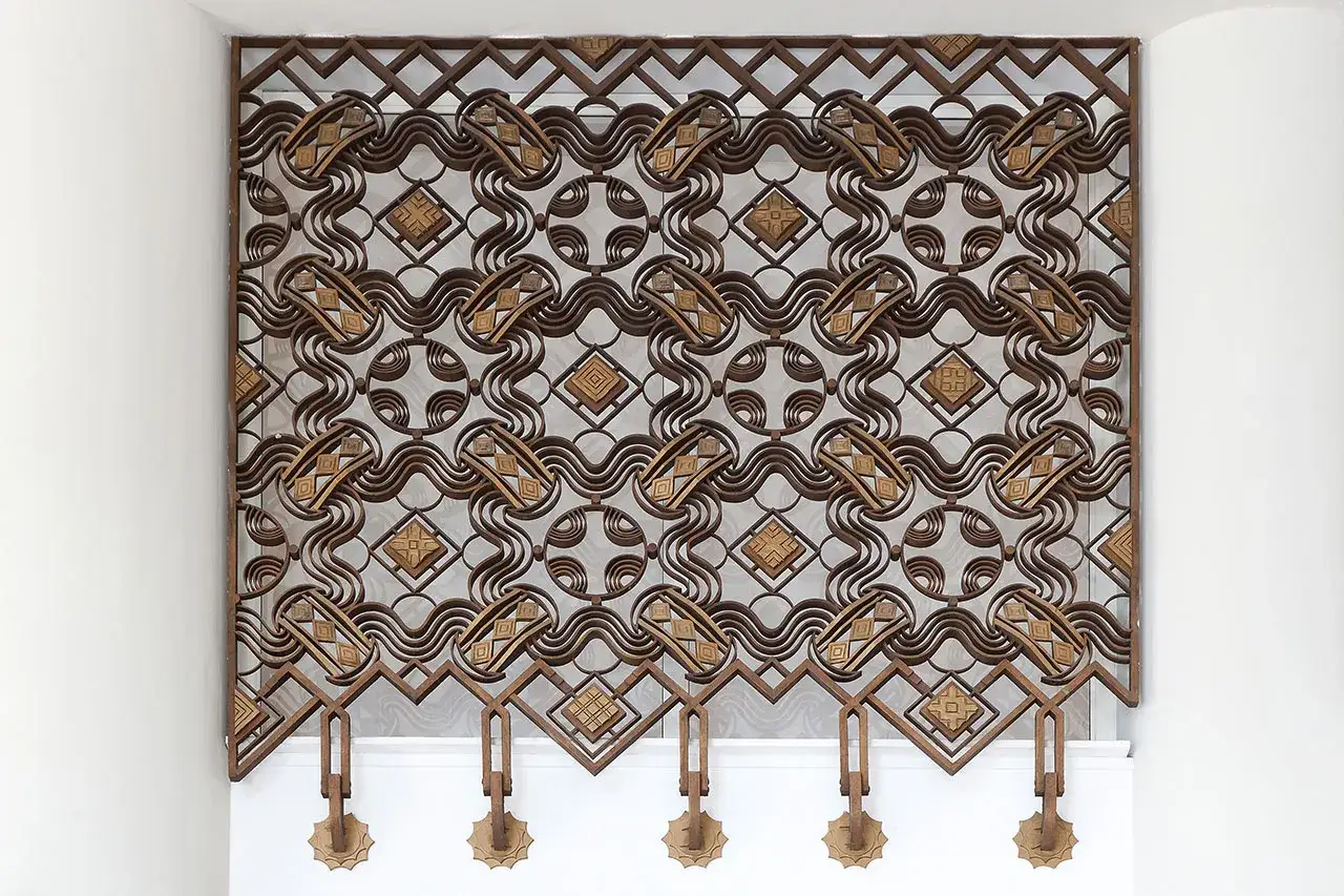 Grille d&eacute;corative en m&eacute;tal aux motifs g&eacute;om&eacute;triques et ondul&eacute;s, &oelig;uvre de Raymond Subes.