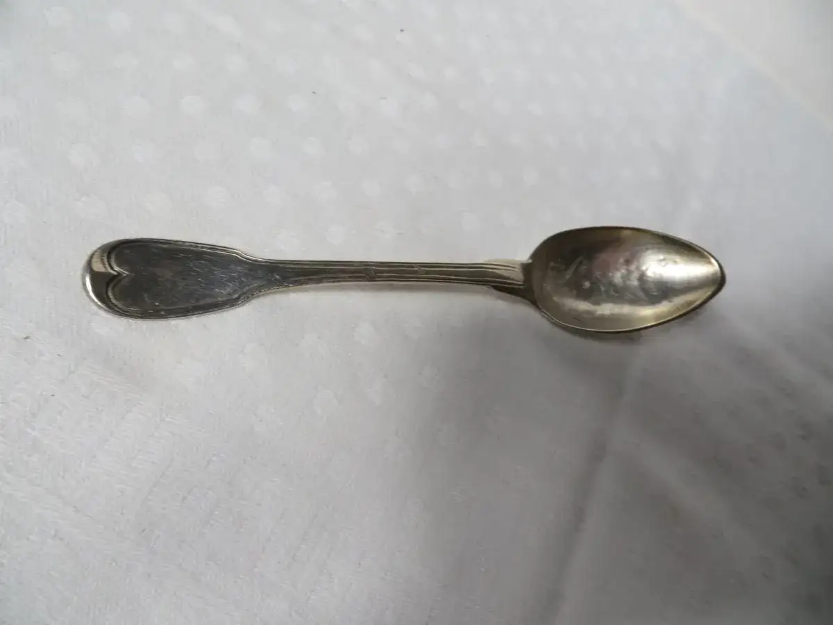 Petite cuillère ancienne en argent, au manche orné d'un cœur, témoignant de la valeur des petites cuillères de collection.