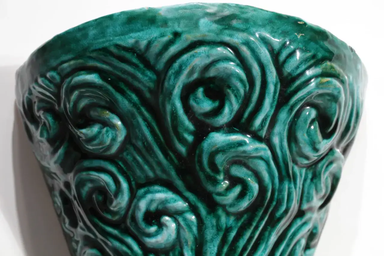 Vase en c&eacute;ramique vert &eacute;meraude aux volutes stylis&eacute;es, &eacute;voquant l'art d'&Eacute;douard Cazaux.