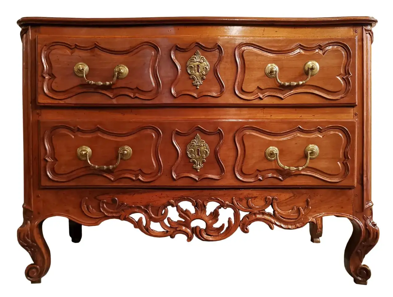 Commode Louis XV en bois verni, avec quatre tiroirs ornés de poignées en laiton et de sabots sculptés. L'élégance de cette pièce évoque l'art de vivre de l'époque.